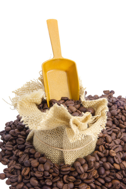 Шапочка кавових зерен і совок з кавою ізольовані на білому
 - Фото, зображення
