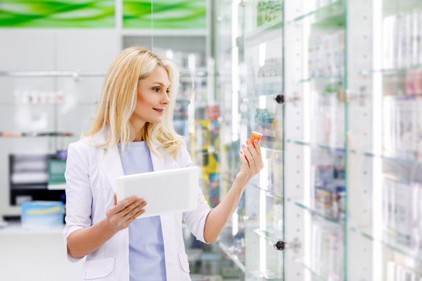 pharmacien avec comprimé numérique et médicament
 - Photo, image