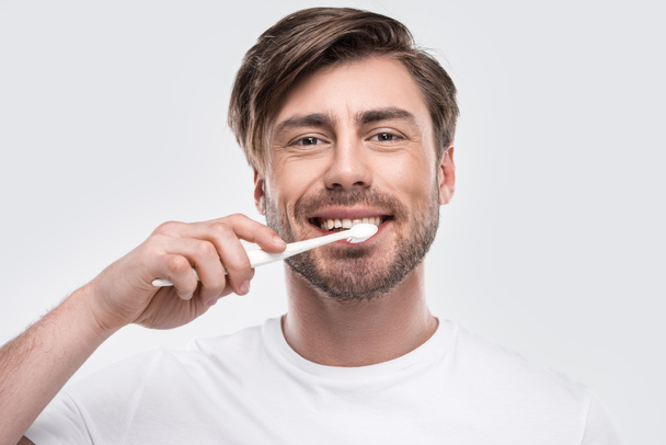 hombre cepillarse los dientes - Foto, Imagen