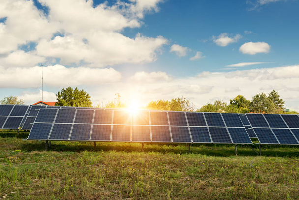 Panneaux solaires photovoltaïques - source d "électricité alternative - Photo, image