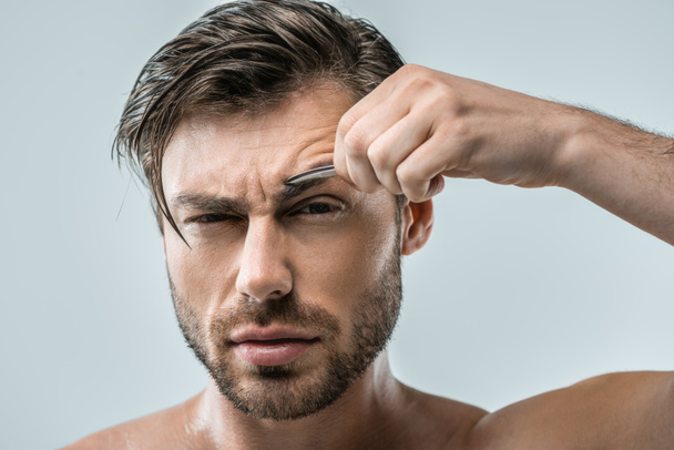man plucking eyebrows   - Foto, afbeelding