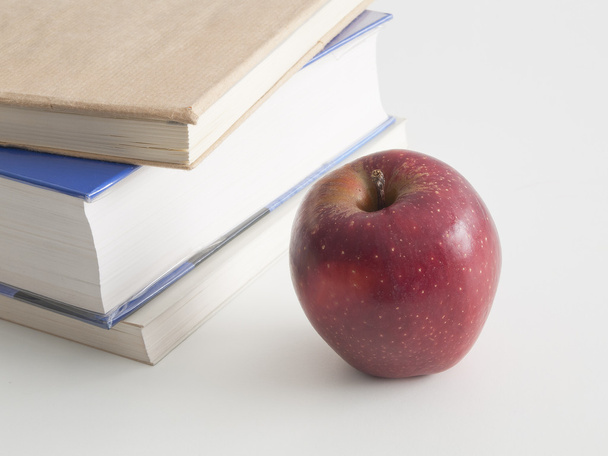 Livros com maçã
 - Foto, Imagem
