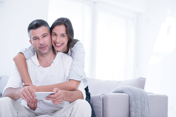 Glückliches Paar nutzt Handy zu Hause - Foto, Bild