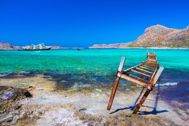 Καταπληκτική θέα στην λιμνοθάλασσα του Μπάλου με μαγευτικά γαλαζοπράσινα νερά, λιμνοθάλασσες, τροπικές παραλίες του καθαρή λευκή άμμο και νησί Γραμβούσα στην Κρήτη, Ελλάδα - Φωτογραφία, εικόνα