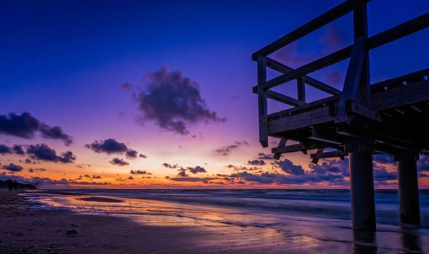 Západ slunce nad dřevěné molo na pláži u moře - Fotografie, Obrázek