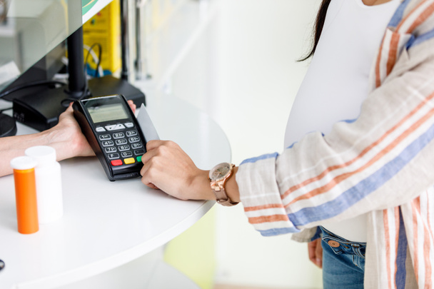 πληρωμή με πιστωτική κάρτα σε φαρμακείο - Φωτογραφία, εικόνα