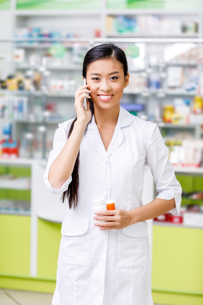 pharmacist talking on smartphone - Фото, изображение