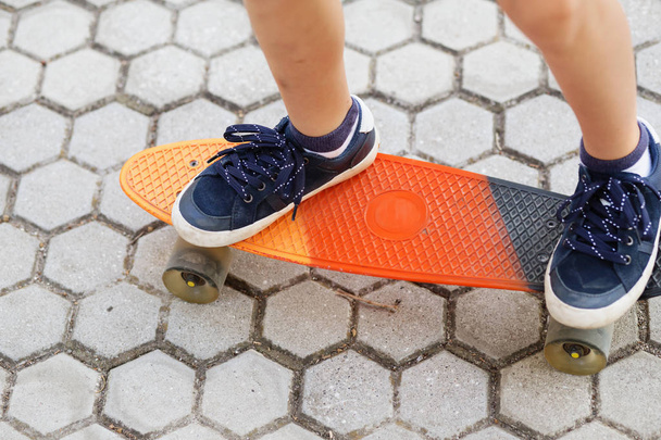 Petit citadin avec un penny skateboard. Jeune enfant chevauchant dans th
 - Photo, image