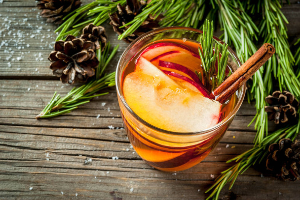 Cocktail caldo con mela, rosmarino, cannella
 - Foto, immagini