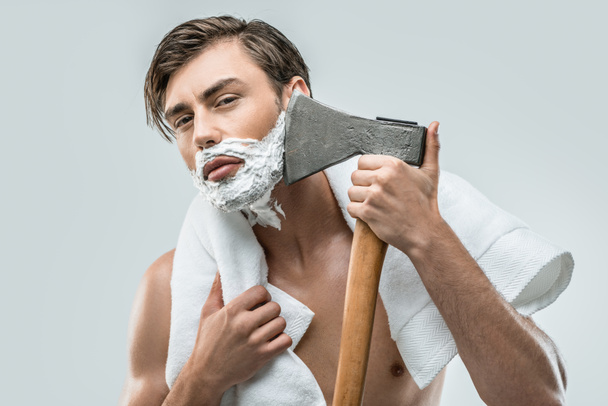 человек бриться топором
 - Фото, изображение