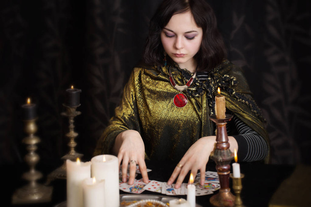 Giovane donna con carte divinatorie in camera
 - Foto, immagini