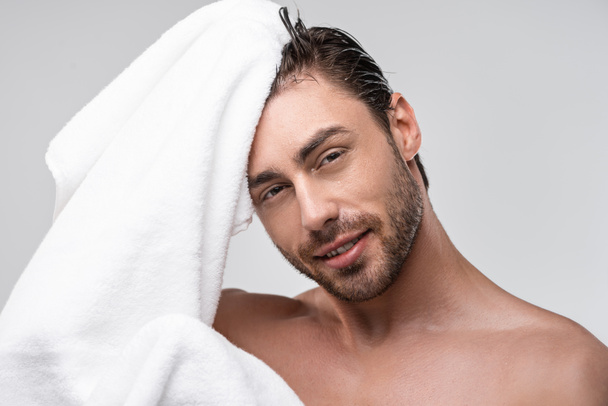 handsome man with towel - Foto, afbeelding