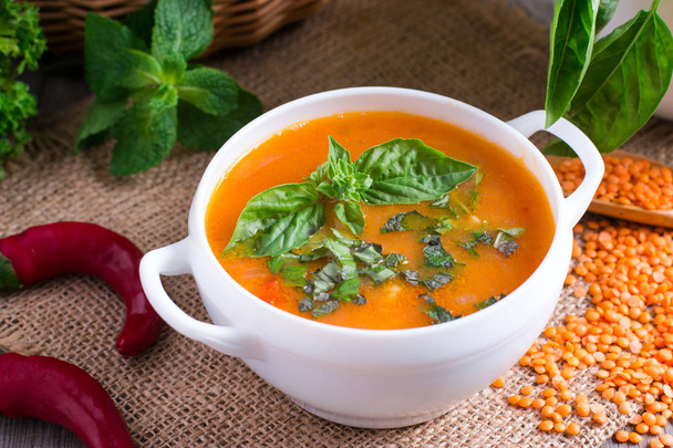 Чечевичный суп с помидорами и луком
 - Фото, изображение