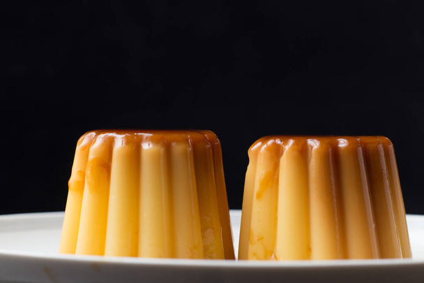 Κρεμ μπρουλέ. Παραδοσιακή γαλλική και ιταλική βανίλιας κρέμα επιδόρπιο με καραμελωμένη ζάχαρη. Νόστιμο, γλυκό και νόστιμο πιάτο. Χώρο αντίγραφο - Φωτογραφία, εικόνα