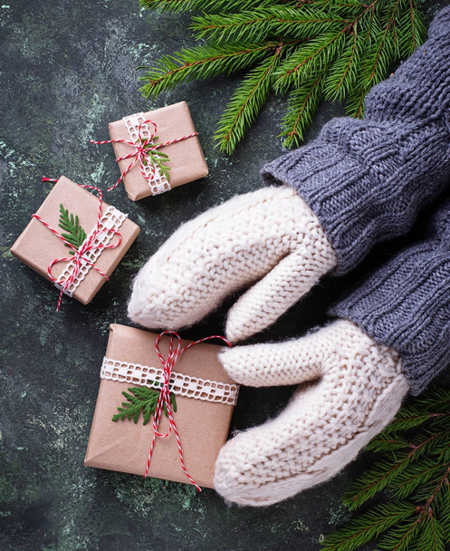 Handen in wanten houden van een doos van de gift van Kerstmis - Foto, afbeelding