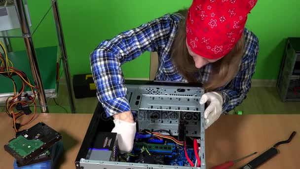 Computer-Reparaturerin entfernt RAM-Speicher vom Desktop-PC - Filmmaterial, Video