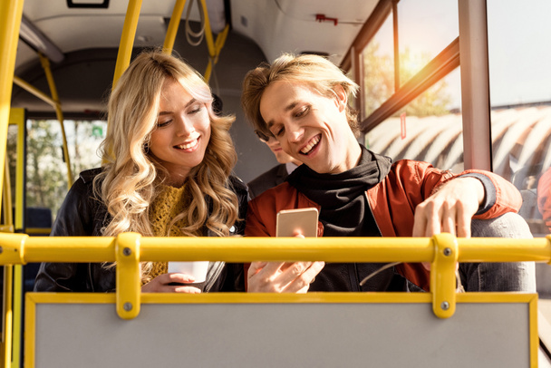 couple avec smartphone dans les transports publics
 - Photo, image