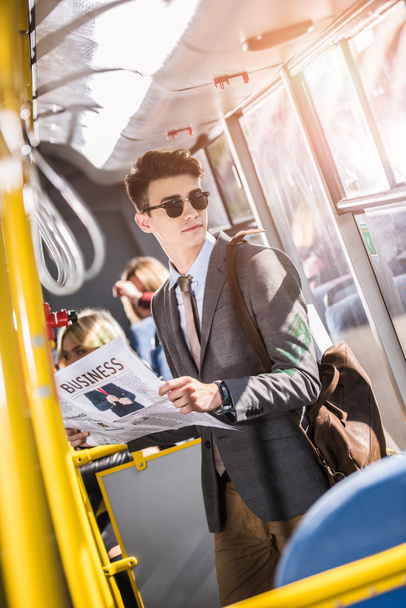 joven hombre de negocios en autobús
 - Foto, Imagen