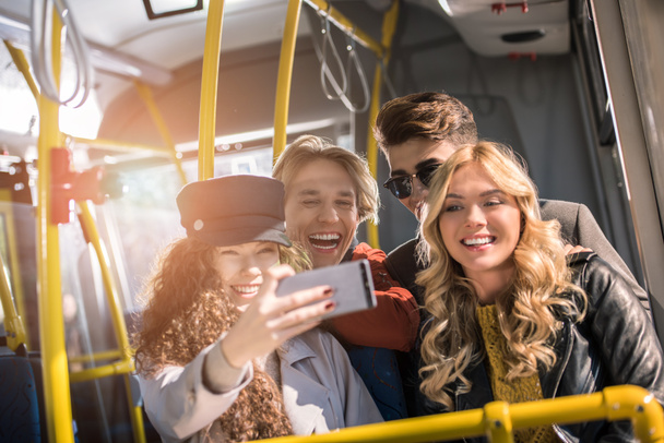 amigos tomando selfie en autobús
 - Foto, Imagen