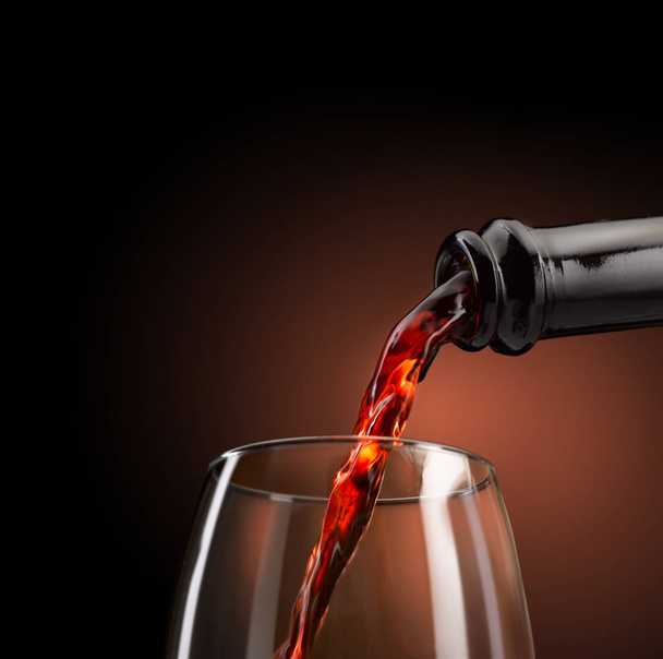 excelente vinho derramado no copo em todas as suas formas
 - Foto, Imagem