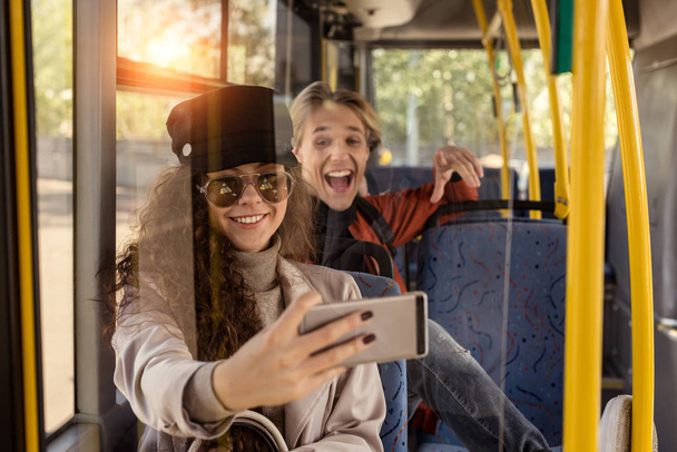pareja tomando selfie en transporte público
 - Foto, Imagen