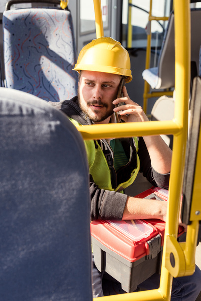 worker talking on smartphone - Fotoğraf, Görsel