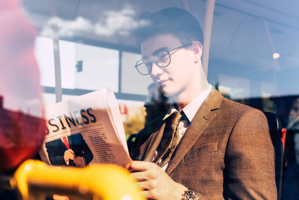 Mann mit Zeitung in öffentlichen Verkehrsmitteln - Foto, Bild