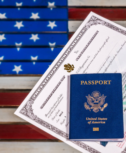USA útlevél és honosítási bizonyítvány zászló alatt - Fotó, kép