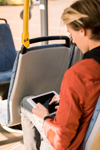 άνθρωπος με ψηφιακό tablet σε λεωφορείο - Φωτογραφία, εικόνα