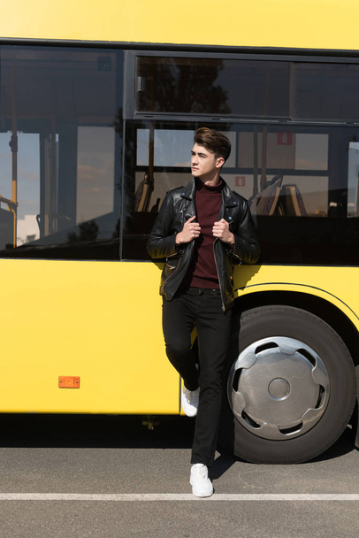 ο άνθρωπος που στέκεται κοντά λεωφορείο πόλης - Φωτογραφία, εικόνα