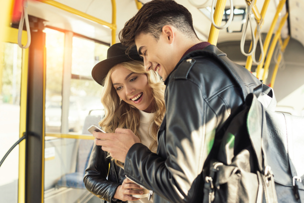 Paar mit Smartphone in öffentlichen Verkehrsmitteln - Foto, Bild