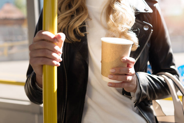 mulher com café para ir em ônibus
 - Foto, Imagem
