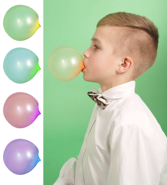 Jongen een bubblegum zeepbel blazen. Plus vier lege cellen - Foto, afbeelding