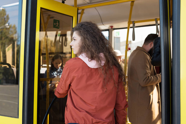 woman entering city bus - Φωτογραφία, εικόνα