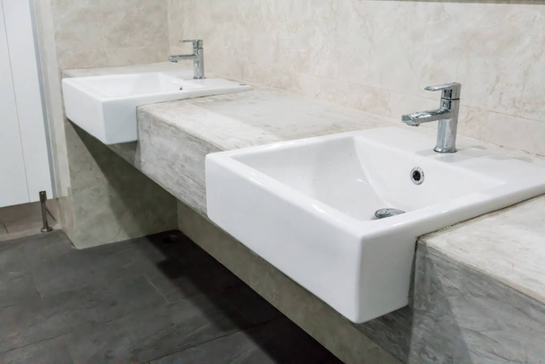 En az tarzı banyo iki lavabo ve granit üst - Fotoğraf, Görsel