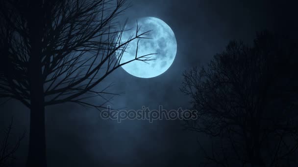 lapso de tiempo del cielo nocturno de la luna. silueta de árboles espeluznantes. oscuridad. cielo aterrador. nubes moviéndose
 - Metraje, vídeo