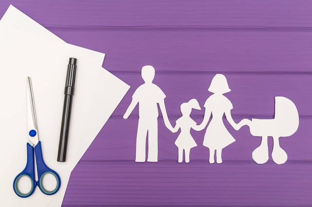 Les silhouettes découpées en papier d'homme et de femme avec enfant et landau
 - Photo, image