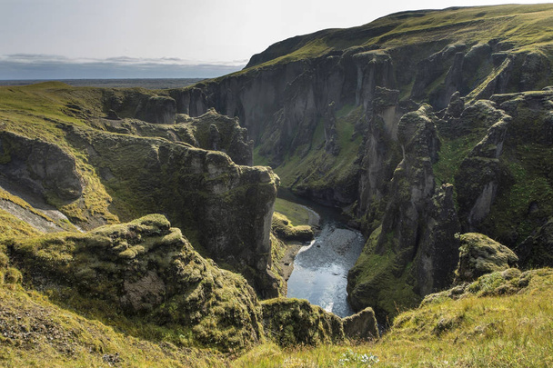 Fjadrargljufur 峡谷と川の信じられないほどの夏ビュー - 写真・画像