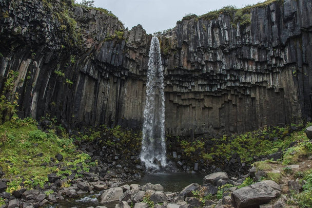 Svartifosový vodopád obklopený čedičovými sloupy na jihu Islandu - Fotografie, Obrázek