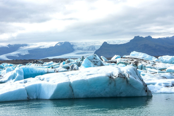 Foto detallada del iceberg glaciar islandés en una laguna de hielo con colores increíblemente vivos y una textura agradable
 - Foto, imagen