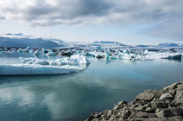 Islândia, Jokulsarlon lagoa, bela paisagem fria imagem de icelandic geleira lagoa baía
, - Foto, Imagem