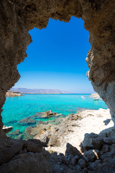Csodálatos kilátás nyílik Koufonisi sziget varázslatos türkiz vizek, lagúnák, trópusi strandok, tiszta fehér homok és az ősi romok, Kréta, Görögország - Fotó, kép