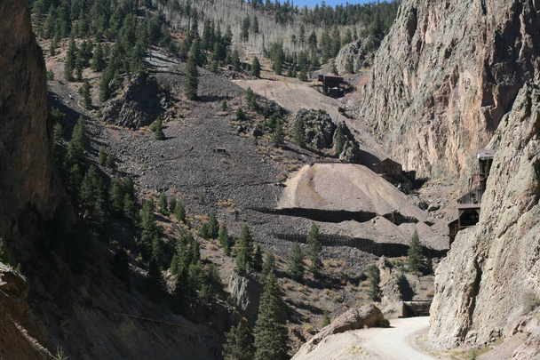 Старые шахты, расположенные в Скалистых горах
 - Фото, изображение