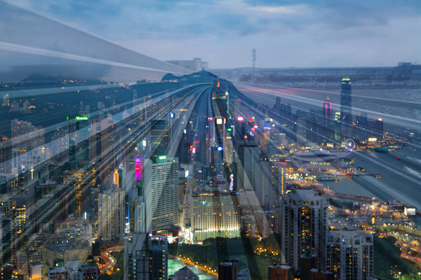 Hämärtynyt bokeh valo Hongkongin liiketoiminnan yli liikkuvan junan radalla
 - Valokuva, kuva