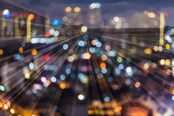 Widok ruchu niewyraźne ruchu kolejowego toru niewyraźne światło night bokeh - Zdjęcie, obraz