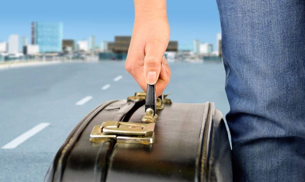 hitchhiker with suitcase leaving the city - Foto, imagen