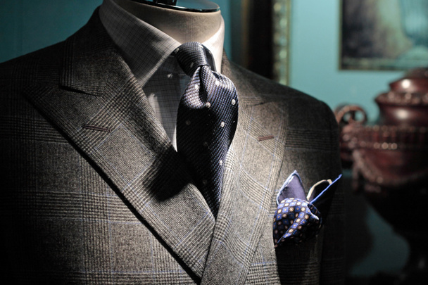 graues kariertes Sakko, dunkelblaue Krawatte und Taschentuchgrauer Karo - Foto, Bild