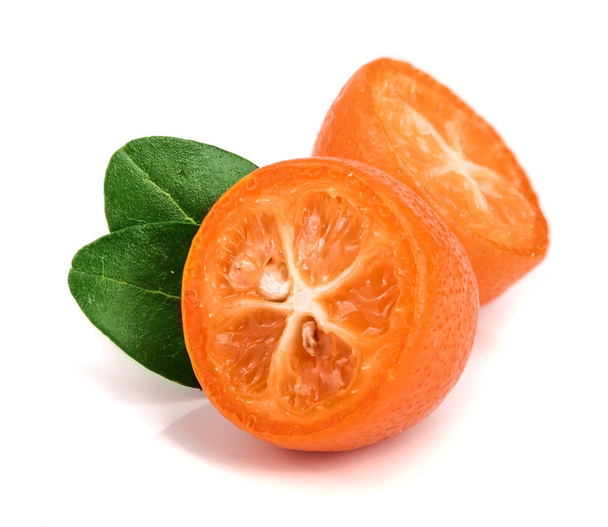 Cumquat ou kumquat avec feuille isolée sur fond blanc gros plan
 - Photo, image