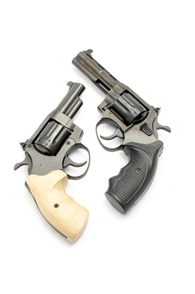 due rivoltelle con fusti di fucile isolati su bianco
 - Foto, immagini