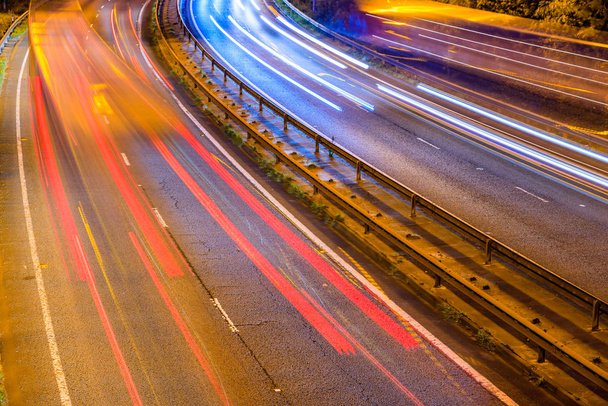 Vista nocturna del tráfico de autopistas del Reino Unido
 - Foto, Imagen